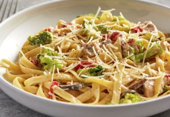 FIT Chicken, Broccoli & Sweet Pepper Fettuccine Alfredo