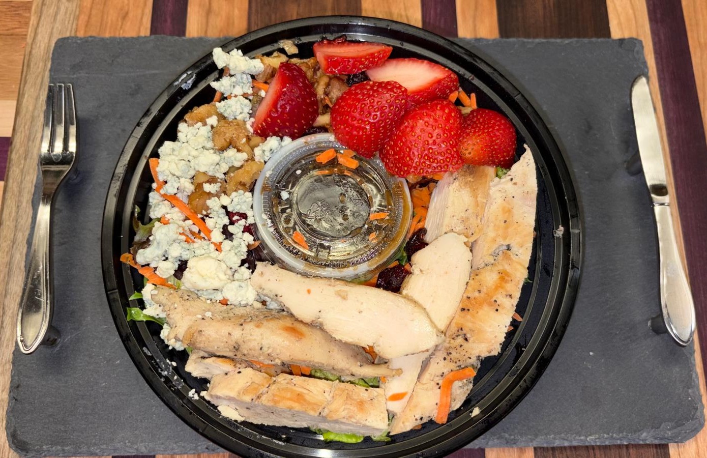 FIT Weight Loss Plan – Grilled Chicken, Strawberry & Walnut Salad