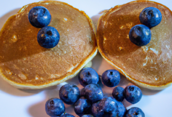 FIT KIDS - Mini Protein Pancakes & Blueberries with Vanilla Greek Yogurt